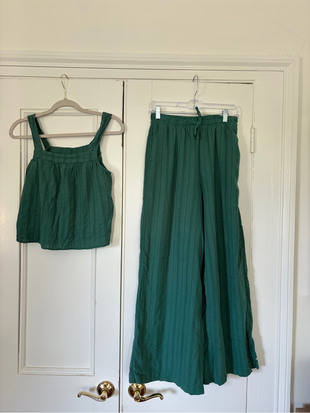 Splendid Emerald Green Wide-Leg Pants with Matching Tank